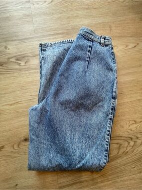 Vintage Bill Blass 1980’s-1990’s high-wasted pleated mom jeans- acid wash denim